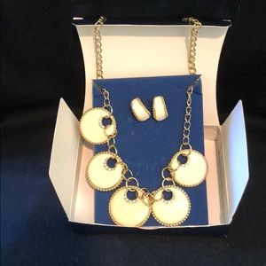 Avon White Disc Collar Necklace Gift Set